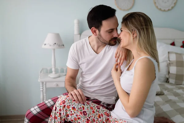 Casal ter tempo romântico na cama — Fotografia de Stock