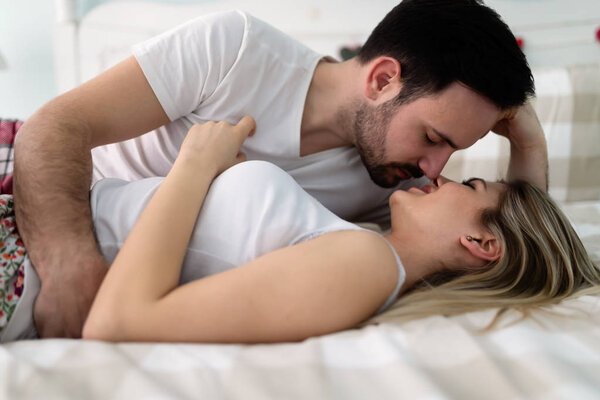 пара, проводящая романтическое время в постели
