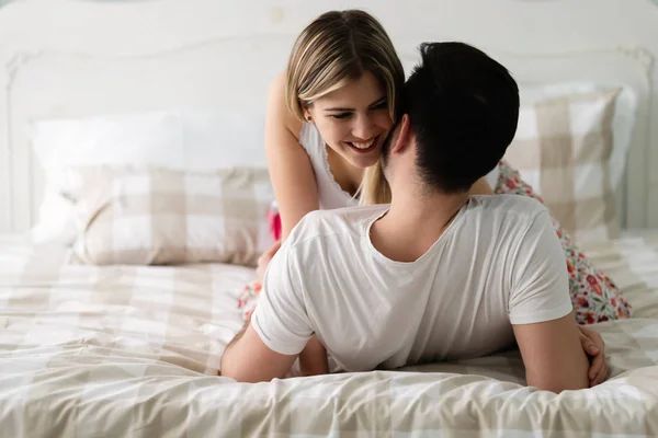 Paar met romantische tijd in bed — Stockfoto
