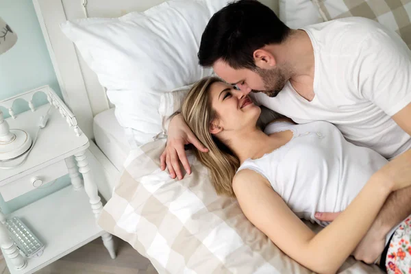 Casal ter tempo romântico na cama — Fotografia de Stock