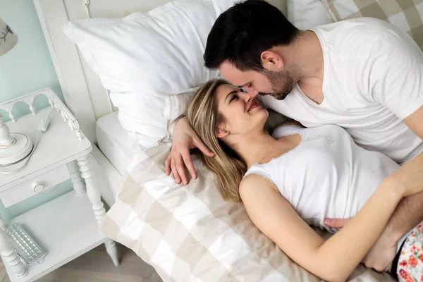 Paar mit romantischer Zeit im Bett — Stockfoto