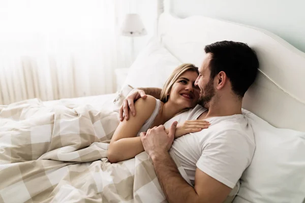 Çift yatakta romantik vakit geçiriyor — Stok fotoğraf