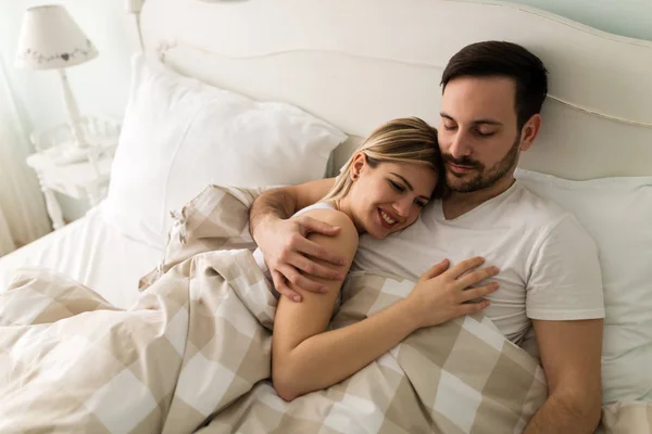 Casal ter tempo romântico na cama — Fotografia de Stock