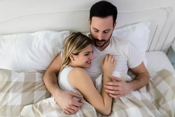 Couple ayant du temps romantique au lit — Photo