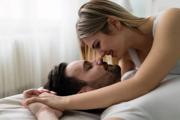 Casal ter tempo romântico na cama — Fotografia de Stock