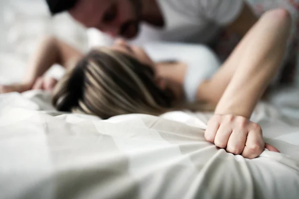 Pareja teniendo romántico tiempo en la cama — Foto de Stock