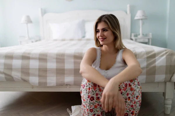 Bela mulher sentada no quarto — Fotografia de Stock