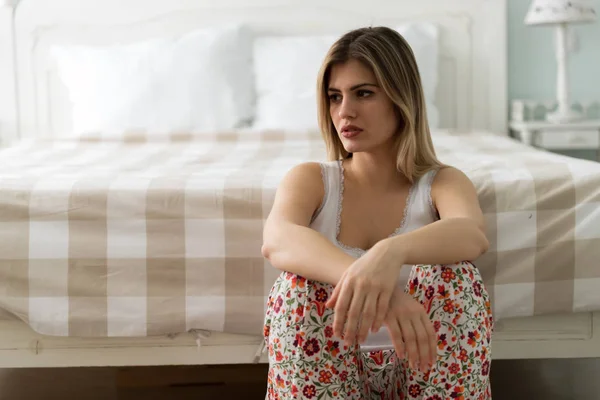 Triste jovem mulher no quarto — Fotografia de Stock