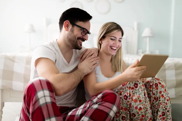 Par som använder tablett i sovrummet — Stockfoto