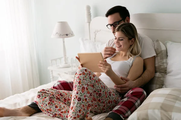 Par som använder tablett i sovrummet — Stockfoto