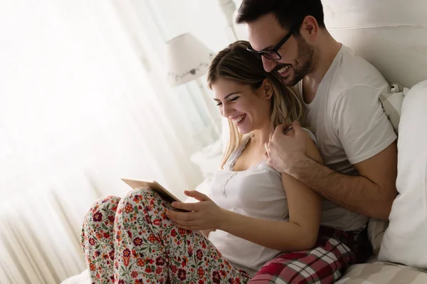 Casal usando tablet no quarto — Fotografia de Stock