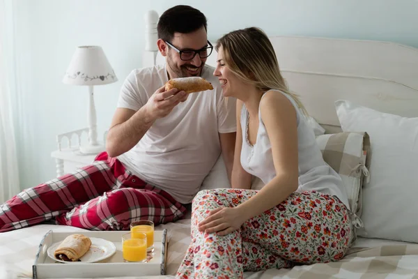Пара снідає разом у ліжку — стокове фото