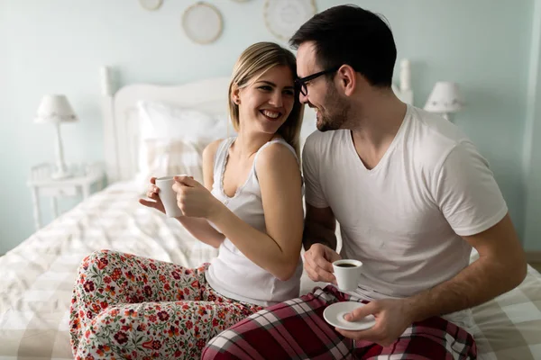 Jovem casal passar a manhã juntos — Fotografia de Stock