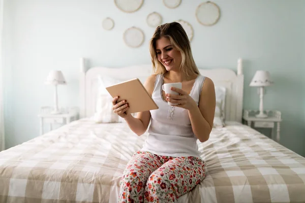 Yatakta dijital tablet kullanan kadın — Stok fotoğraf