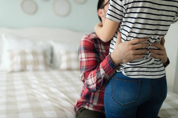 Cuplu având timp romantic în pat — Fotografie, imagine de stoc