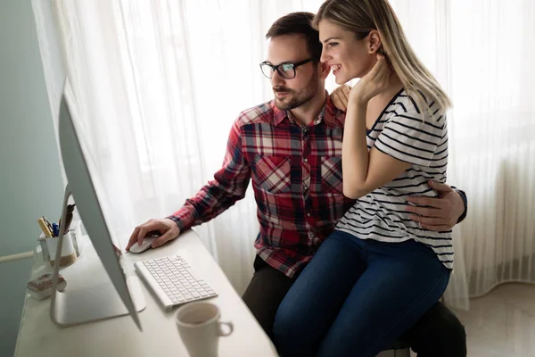 Diseñadores atractivos trabajando juntos —  Fotos de Stock