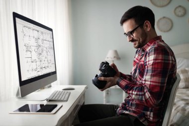 Projede çalışan genç yakışıklı Tasarımcısı