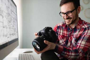 Projede çalışan genç yakışıklı Tasarımcısı