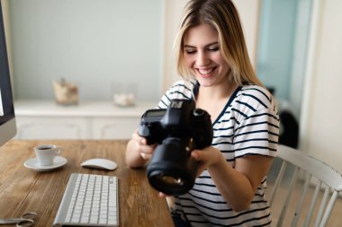 genç kadın evde tasarlama