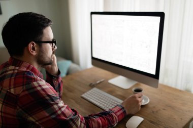  projede çalışan yakışıklı Tasarımcısı 