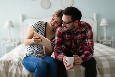  Yatak odasında tablet kullanan çift