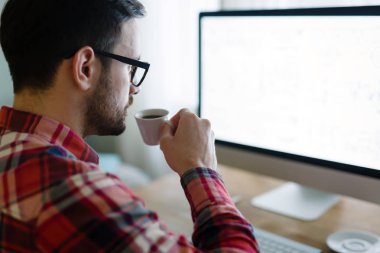 Genç yakışıklı tasarımcı çalışma 