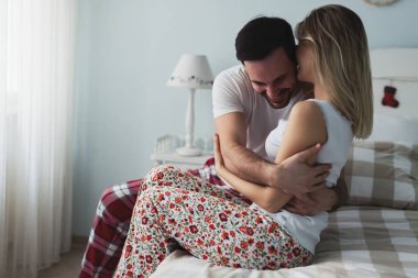  Çift yatakta romantik vakit geçiriyor
