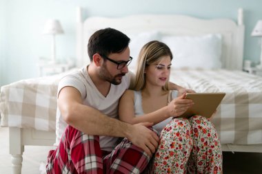  Yatak odasında tablet kullanan çift