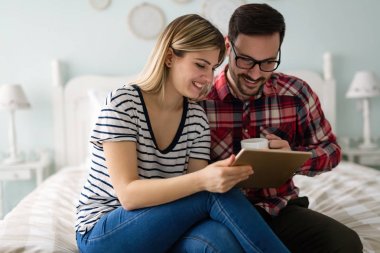 Tablet kullanarak genç çekici çift