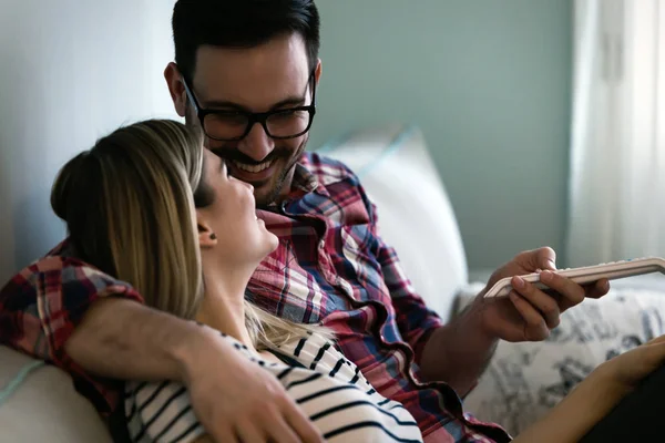 Glada par tittar på TV — Stockfoto