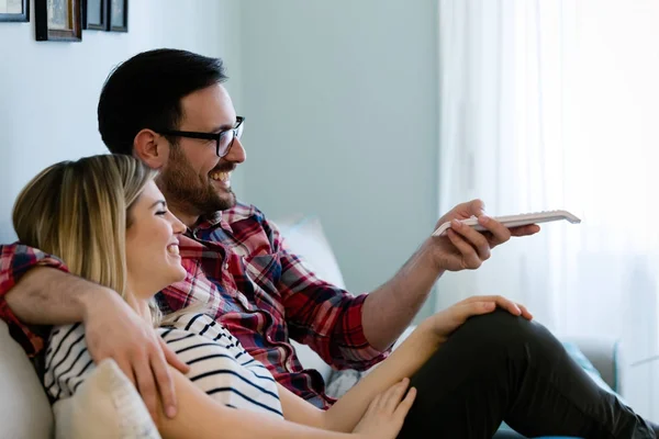 Gelukkig paar kijken tv — Stockfoto