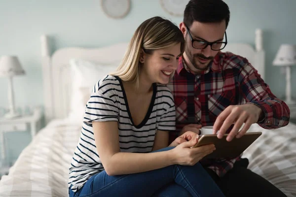 Pareja usando tableta en el dormitorio — Foto de Stock