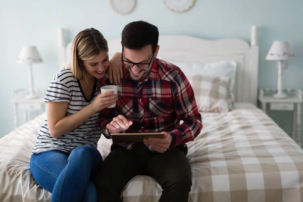 Pareja usando tableta en el dormitorio — Foto de Stock