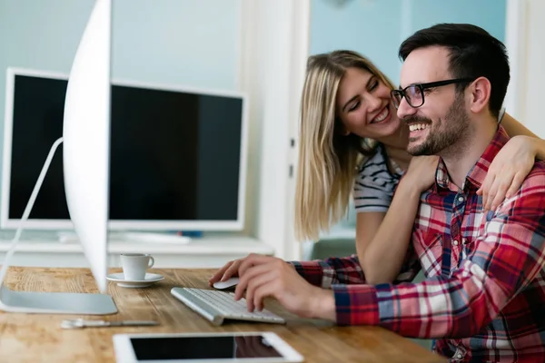 Designers trabalhando juntos a partir de casa — Fotografia de Stock