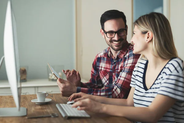 Diseñadores trabajando juntos desde casa — Foto de Stock