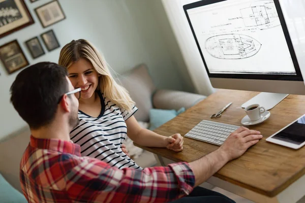 Diseñadores trabajando juntos desde casa — Foto de Stock