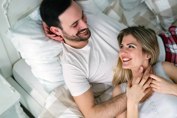 Çift yatakta romantik vakit geçiriyor