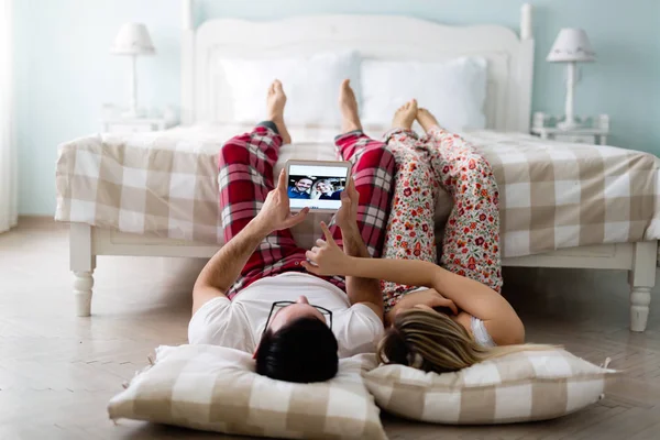 Пара с помощью планшета в спальне — стоковое фото