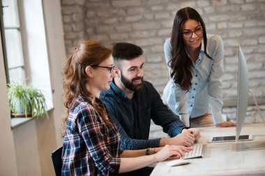 Genç tasarımcılar takım olarak çalışma