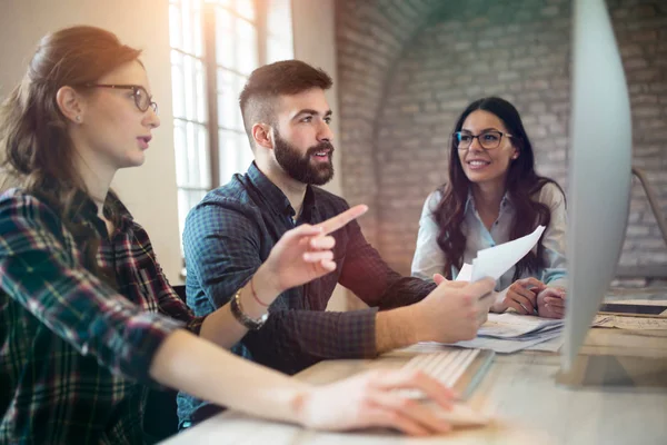 Jeunes designers travaillant en équipe — Photo