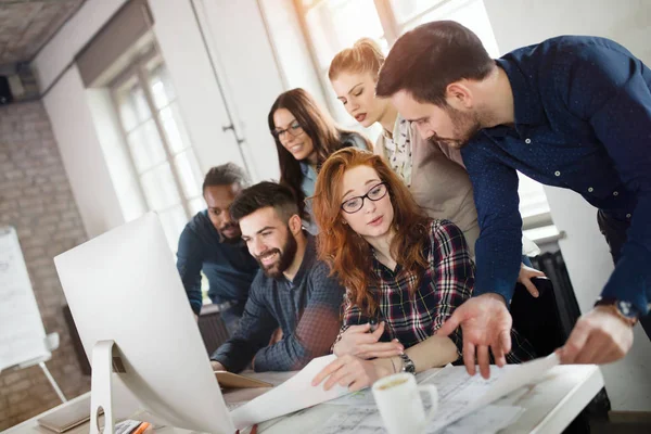 Equipo de diseñadores jóvenes y exitosos — Foto de Stock