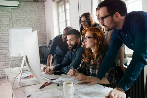 Jóvenes diseñadores que trabajan en equipo — Foto de Stock