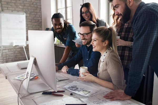 Giovani designer che lavorano come team — Foto Stock