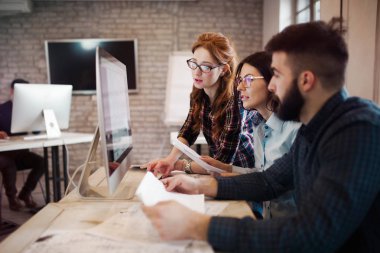 Genç tasarımcılar takım olarak çalışma