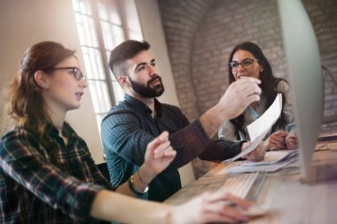 Genç tasarımcılar takım olarak çalışma