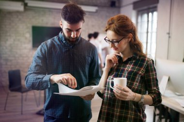  Genç tasarımcılar ofiste tartışıyor