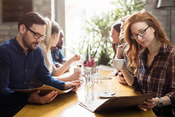 Koledzy z pracy towarzyskich w restauracji — Zdjęcie stockowe