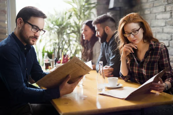 Collègues de travail socialiser dans le restaurant — Photo