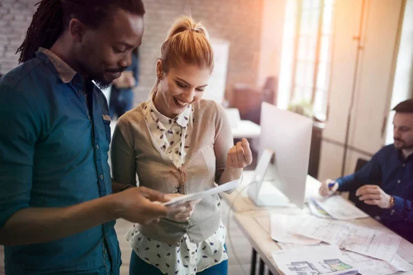 Jóvenes diseñadores discutiendo en la oficina — Foto de Stock