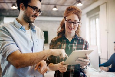 Genç tasarımcılar tablet kullanma office resmini